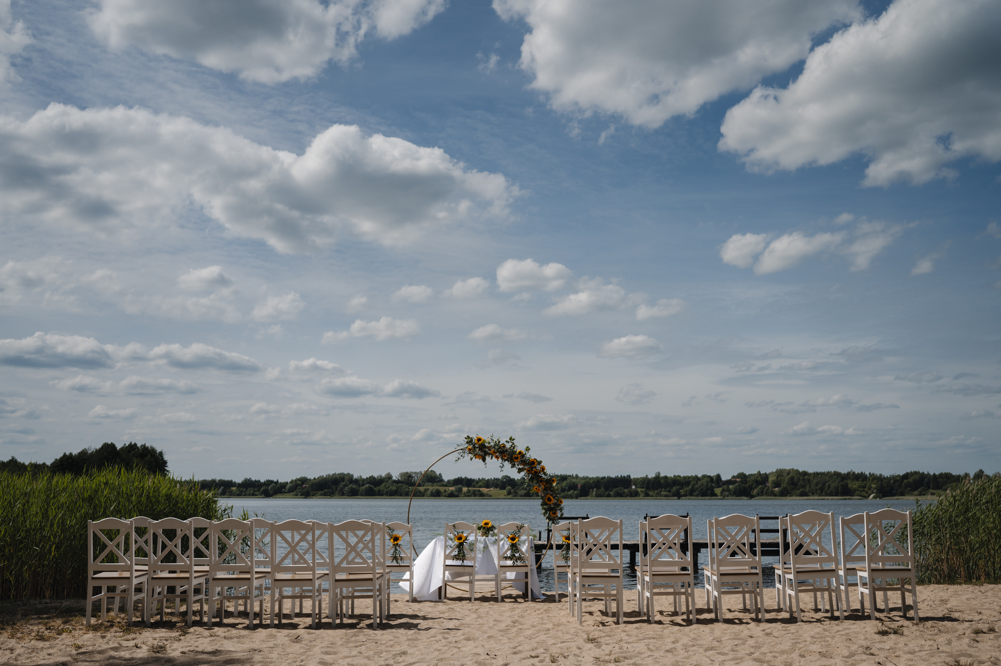 Plaża przygotowana na ślub cywilny.